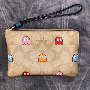 Coach x PAC Man - CORNER ZIP WRISTLET IN SIGNATURE PRINT *LIMITED*